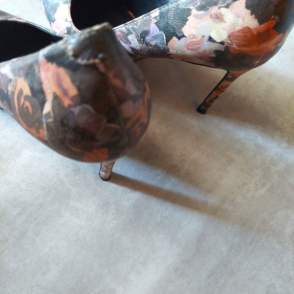 8.5 Pour LaVictoire Floral Pump - Picture 7 of 8